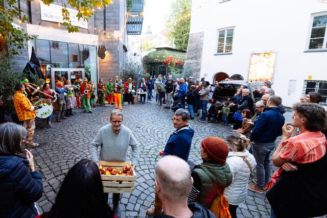 Äpfel für alle. Norbert teilt aus ... | Foto: Martin Vandory/Illusionsbanderolen