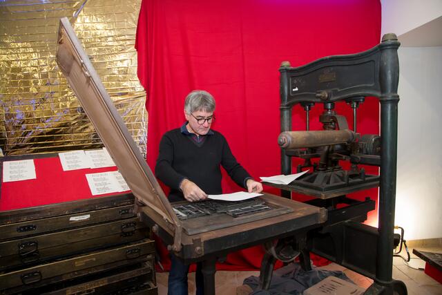 In der Schaudruckerei können Besucher den Liedtext von Stille Nacht auf handgeschöpftem Papier selber drucken. | Foto: TVB Steyr NationalparkRegion derBotagraph