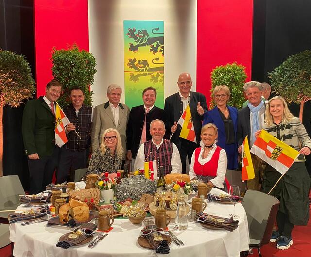  Die "Burg-Landskron"-Abordnung im ORF-Studio in Wien. | Foto: Privat