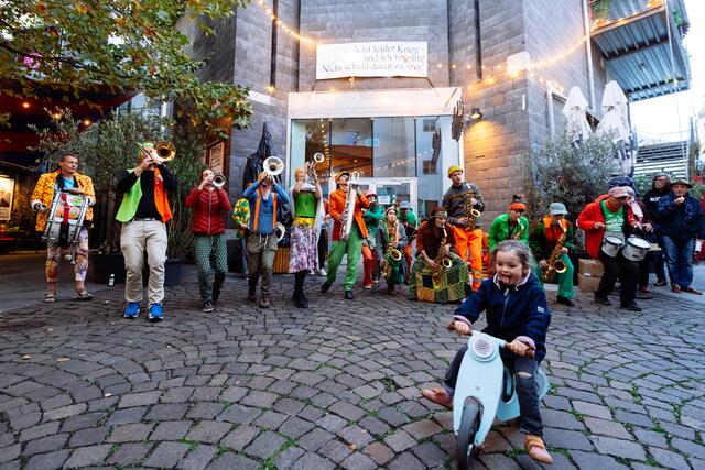 Stimmungsvoll die musikalische Umrahmung vom Street Noise Orchestra. | Foto: Martin Vandory/Illusionsbanderolen