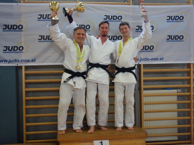 Patrick und Daniel gemeinsam mit ihrem Freund und Kontrahenten Karl auf dem Siegerpodest.