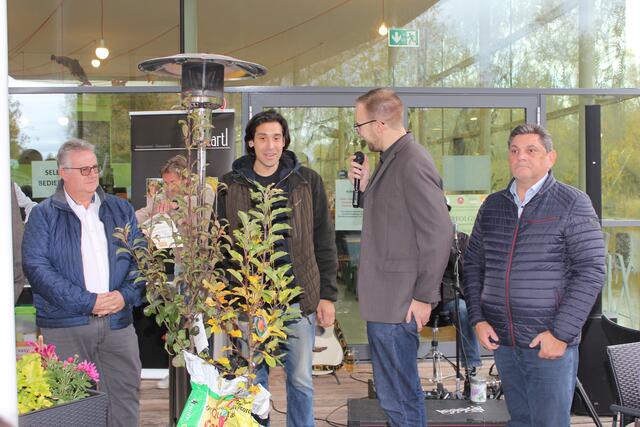 Obstbäume als Geschenk für Sebastian Bohrn Mena. | Foto: Walter Kellner