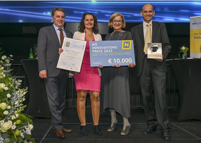 Der mit 10.000 Euro dotierte „Karl Ritter von Ghega-Preis“ ging an die Firma Microtronics Engineering GmbH aus Ruprechtshofen (Bezirk Melk): WKNÖ-Präsident Wolfgang Ecker, Sabrina Waldbauer, Landeshauptfrau Johanna Mikl-Leitner und Hans-Peter Buber. | Foto: NLK Filzwieser