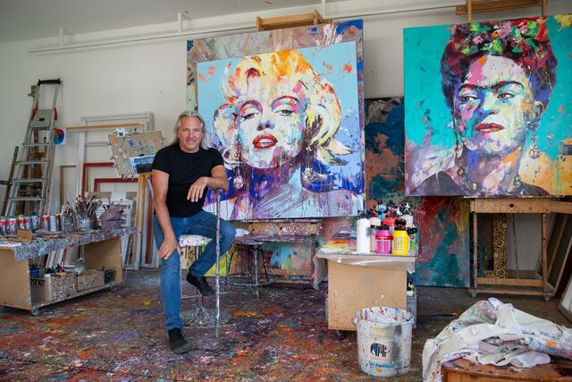 Voka mit beeindruckenden Portraits von Monroe und Kahlo. "Oft vergisst man durch große Ziele, dass der Weg dorthin, irrsinnig schön sein kann".
