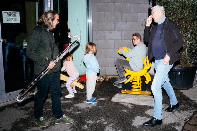 Der Treibhausgärtner testet den Tausendfüssler, der eigentlich ein Skorpion sein könnte ...links Helmut Sprenger - die wie immer die richtigen Töne zu den Kunstwerken fand ... | Foto: Martin Vandory/Illusionsbanderolen