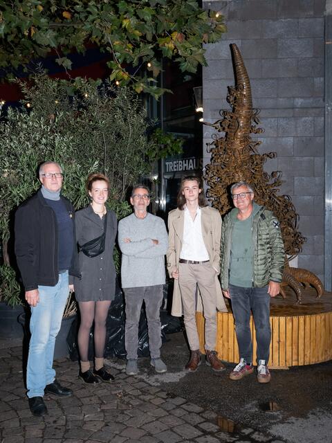 Nach der Enthüllung - v.l.n.r. - ALOIS SCHILD,  SARAH SELESNICK, NORBERT PLEIFER,  EMIL FANKHAUSER und HERBERT WALTL. | Foto: Martin Vandory/Illusionsbanderolen