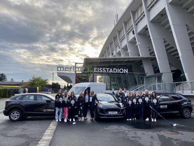Einsatz für mehr Frauenpower im Sport: Sabine Koncar, Maria Gaberszik, Elisabeth Gady, Axel Schachenhofer und die Spielerinnen des EC Graz Huskies (von links). | Foto: Autohaus Gaberszik