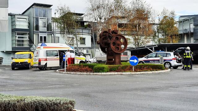 Zwei Pkw stießen im Kreisverkehr bei der Firma Technoglas in Voitsberg zusammen. | Foto: FF Voitsberg