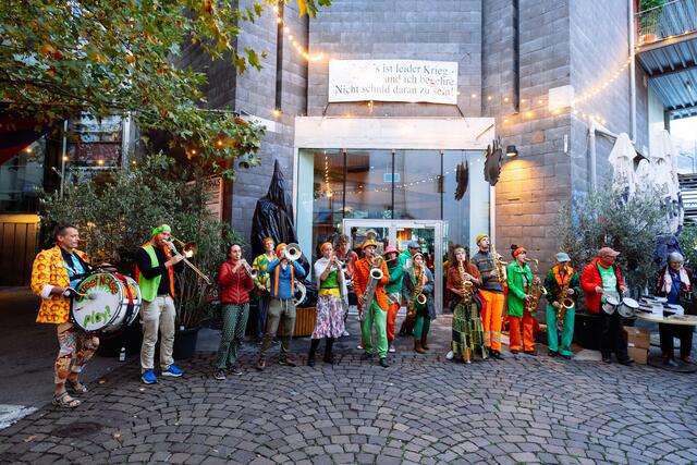 Kunterbunt und lautmalend - Street Noise Orchestra | Foto: Martin Vandory/Illusionsbanderolen