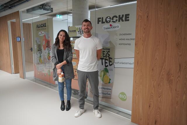Sofija Kohnaward und Ivan Cindric vor der neuen Firmenzentrale in Hallein. | Foto: Emanuel Hasenauer