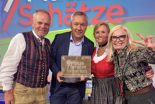 Große Freude: Das Team der Burg Landskron (Franz Schüttelkopf,  Eva Maria Holzfeind, Svenja Gaubatz) mit Testimonial Fritz Strobl holte sich den ersten Platz in der ORF-Sendung "9 Plätze - 9 Schätze".  | Foto: Privat