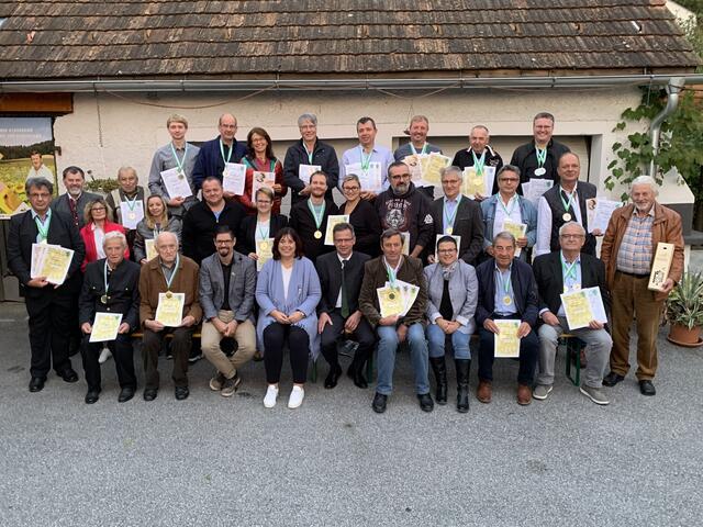 Die ausgezeichnete Imkerschaft rund um Obmann Alois Rauch (4.v.r.) mit den Ehrengästen.  | Foto: BZV Feldbach 