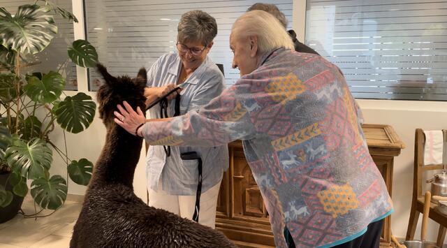 Die Bewohner freuten sich sehr über den Besuch. | Foto: Celina Leitner