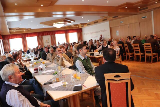 Der gefüllte Festsaal beim Bartholomäer Kirchenwirt zeigte das große Interesse der Bevölkerung am Gemeindegeschehen | Foto: Edith Ertl