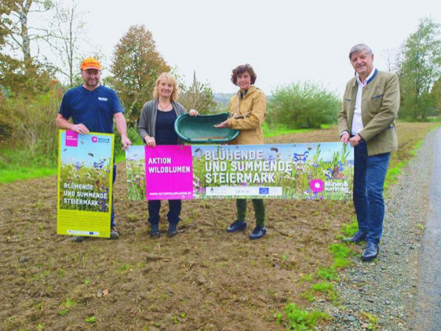 Verein und Gemeinde arbeiten zusammen: Bgm. Gerhard Rohrer, das Gemeindeteam und Christine Podlipnig, Projektleiterin der "Aktion Wildblumen". | Foto: Blühen&amp;Summen