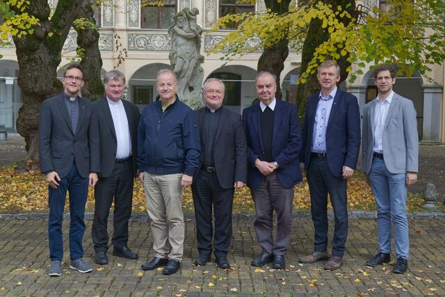 Der neue Vorstand des Priesterrates der Diözese Linz, von links: Michael Münzner, Bischof Manfred Scheuer, Werner Grad, Generalvikar Severin Lederhilger, Johann Gmeiner, Slawomir Dadas und Vitus Glira. | Foto: Diözese Linz/Kraml