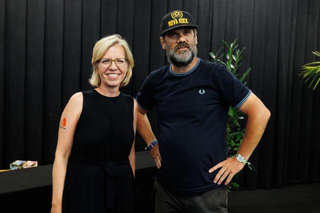 Umweltministerin Leonore Gewessler (Grüne) mit ihrem abwaschbaren Klimaticket-Tattoo und Festivalveranstalter Harry Jenner | Foto: FLORIAN WIESER / APA / picturedesk.com