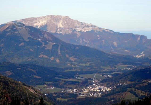 Herrlicher Tiefblick auf Mariazell, dahinter der Ötscher