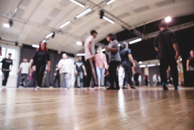 Teilnehmerinnen und Teilnehmer aus unterschiedlichen Kulturen tauchen anhand von gemeinsamen Tanz- und Theaterszenen in die Vielfalt des Lebens ein.  | Foto: Verena Mayrhofer