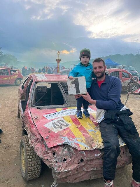 Der neue Fahrergesamtstaatsmeister Patrick Leutgeb mit seinem Sohn | Foto: MSC NÖ Nord
