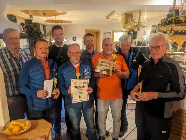 Karl Strauß, Heinz Richter, Michael Gruber, Herbert Pürstinger, Leopold Bimminger, Alfred Götschhofer, Roland Platzer, Franz Pöhn (von links) | Foto: Sportunion Pettenbach