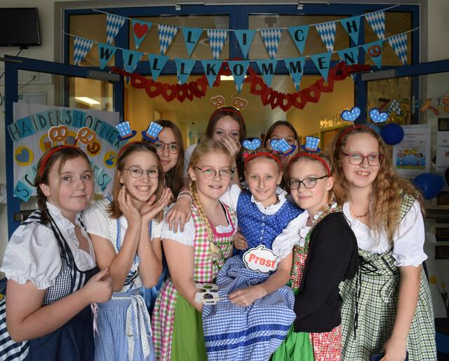 3a Mädls beim dekorativ gestalteten Eingang der Nöms.
 | Foto: Nöms