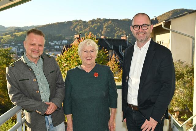 Von links: KaBB Gastro-Mitarbeiter Christian Meixner, die Mutter von Pächter Philipp Kaufmann und Stadtrat Dietmar Prammer auf der Terrasse des Oberwirt. | Foto: Cityfoto.at
