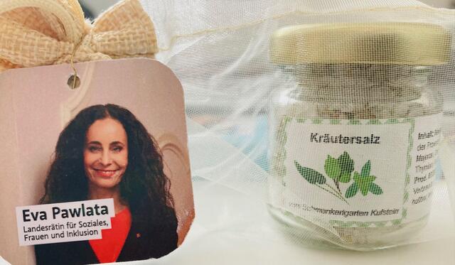 ... und sinnvolle Geschenke | Foto: Gerhard F. Dujmovits - Austrian Soldier of Peace