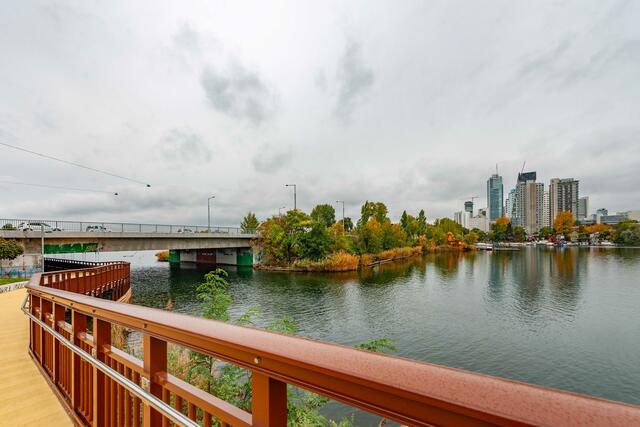 Durch die viele Nutzung und die Nähe zum Wasser brauchte der hölzerne Steg ein Upgrade. | Foto: www.frischesgras.at