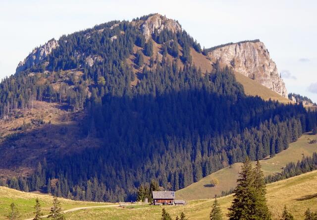 Die winzige Dürriegelalm (mittig vorne), dahinter die mächtigen Proles-Brüder