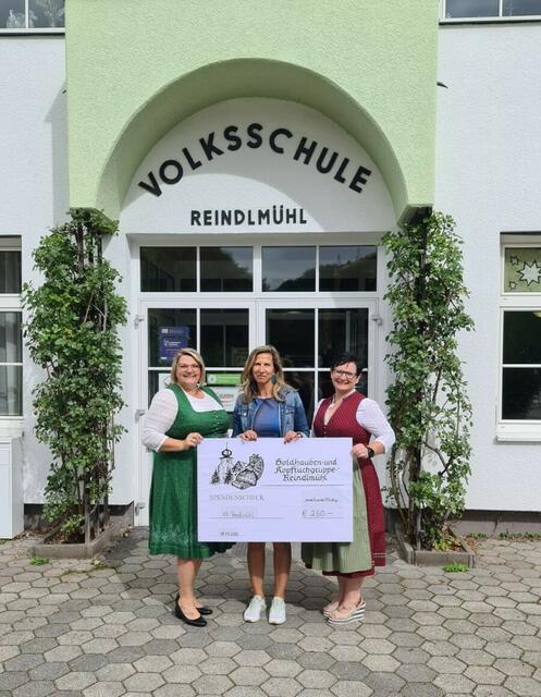 im Bild v.l.n.r Obfrau Nicole Hufnagl, die neue Direktorin Gabriele Stöckl, Obfrau-Stellvertreterin Andrea Santeler | Foto: Goldhaubengruppe Reindlmühl