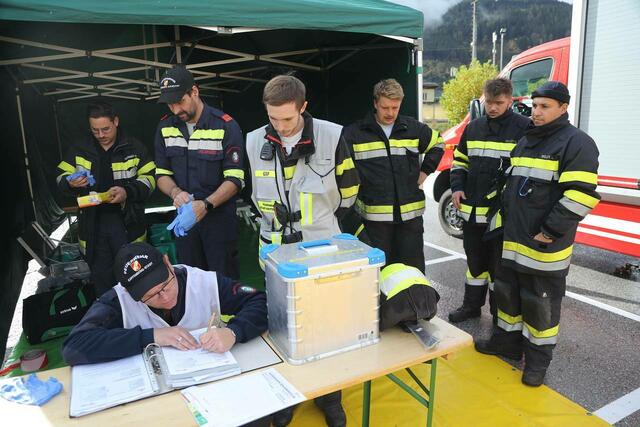 Die Einsatzleitung vor Ort. | Foto: FF/Zeiler