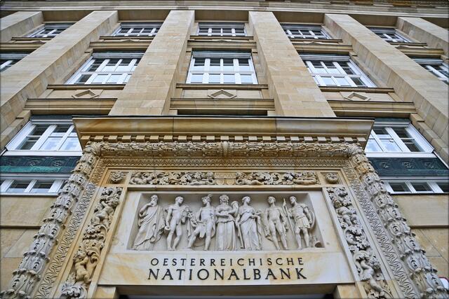 Zu einem Vorfall rund um ein Kunstwerk ist es in der Nationalbank gekommen. Ein Bewerber zog dem Kunstwerk „Ich und Über-Ich“ im Foyer den Pullover aus. Das Problem: Der Pullover ist eigentlich Teil der künstlerischen Darstellung und sollte eben nicht einfach herabgenommen werden. | Foto: Anna Dobnik