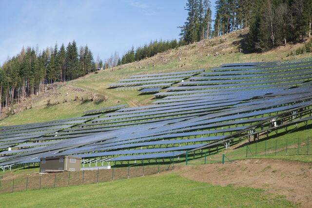 Der PV-Anlagen-Bau im Grünland soll im Bundesland Salzburg ab sofort leichter möglich sein. Am 1. November 2023 trat eine diesbezügliche Verordnung in Kraft. | Foto:  Land Salzburg/Franz Neumayr 