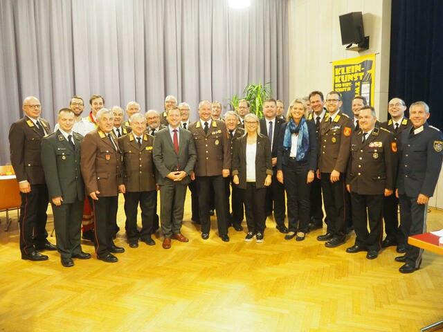Die Kameraden und Kameradinnen der Feuerwehren aus dem Bezirk Tulln mit Bürgermeisterin Marion Török und Bezirkshauptmann-Stellvertreterin Renate Giller-Schilk. | Foto: BFKDO