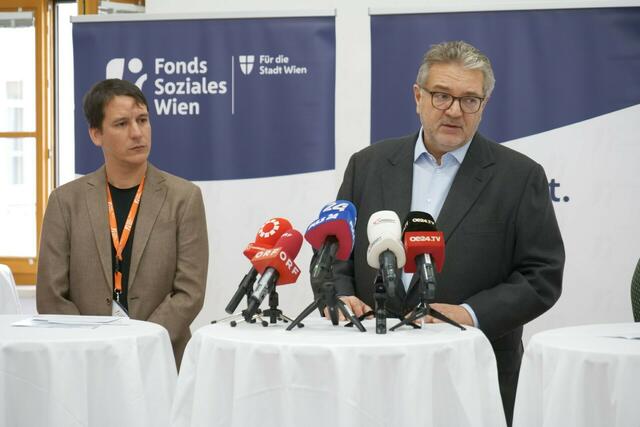 Für Sozialstadtrat Peter Hacker (SPÖ, r.) geht es nicht nur um die Unterstützung der Obdachlosen an sich. | Foto: Maximilian Spitzauer/RMW