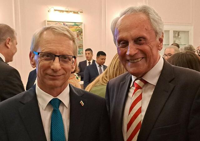 Inhaltsreichen Austausch führte Josef Höchtl mit seinen Gesprächspartnern zu den Themen Politik, Wirtschaft und Religion. | Foto: Heinrich Scheuch