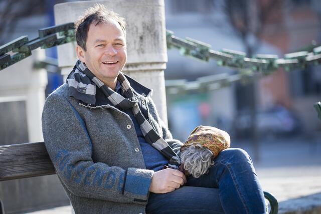 Die Perücke auf dem Schoß: Markus Hirtler ist die  "Ermi-Oma" seit 20 Jahren. | Foto: prontolux