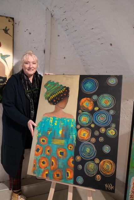 Sieglinde Mikula präsentierte ihre Bilder im Gewölbe.