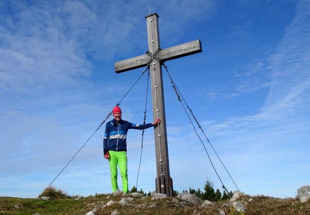 Wunderschöne herbstliche Runde auf die knapp 1.700m hohe Tonion, auf der ich noch Ende Oktober blühende Blumen entdecke.