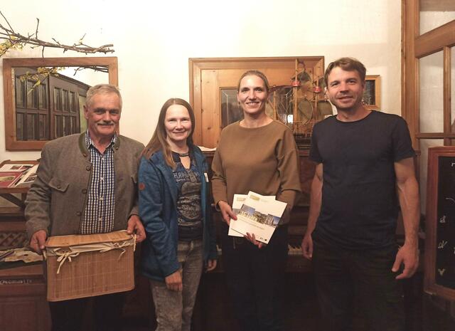Die Präsidentin der LEADER-Region MAS Blaník Jitka Fialová und Geschäftsführer Tomáš Kramár (rechts) überreichten LEADER-Obmann Anton Gonaus und LEADER-Managerin Petra Scholze-Simmel einen Picknick-Korb mit Spezialitäten aus ihrer Heimat. | Foto: © Kramár