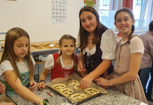 2a Mädls (Ylvie, Johanna, Julia und Nora) beim Breznbacken
 | Foto: Nöms
