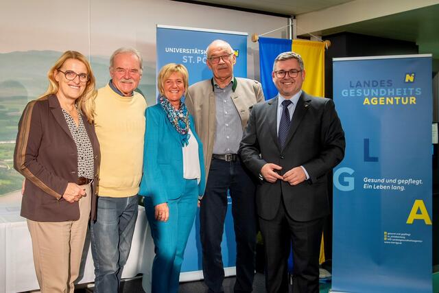 Landesrätin Ulrike Königsberger-Ludwig, Blutspender Walter Steineder, Interim. Organisationsleitung der Blutbank Maria Gwiß,, Blutspender Bruno Goiser und Landesrat Ludwig Schleritzko | Foto: Universitätsklinikum St. Pölten
