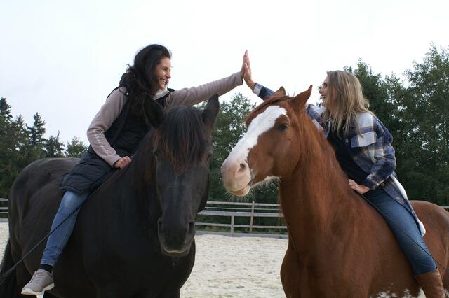 Bianca Gruber (l.) und Isabella Krknjak laden zum Glühwein auf ihre Anlage ein.  | Foto: Soul Horse Sisters