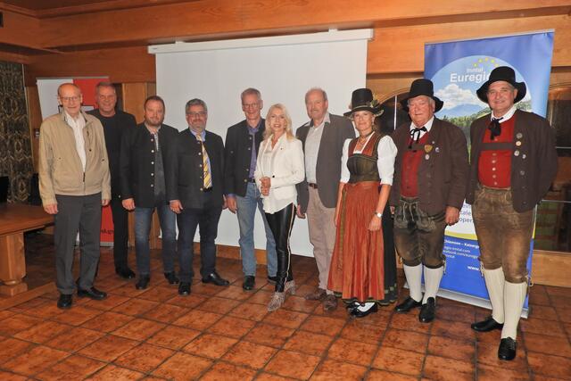 Walter J. Mayr (Ehrenpräsident der Euregio Inntal), der Ebbser Ortschronist Sebastian Geisler, der 3. Bgm. von Kiefersfelden Sepp Goldmann, der Bürgermeister von  Flintsbach am Inn Stefan Lederwascher, der Bgm. von Brannenburg Matthias Jokisch, Barbara Schwaighofer – Vizepräsidentin der Euregio Inntal, der Bgm. von Ebbs Josef Ritzer, mit zwei Vertretern des Schiffleutvereins Nußdorf a. Inn und dem Vortragenden Bernhard Oberauer (v.l.).  | Foto: Gemeinde Ebbs