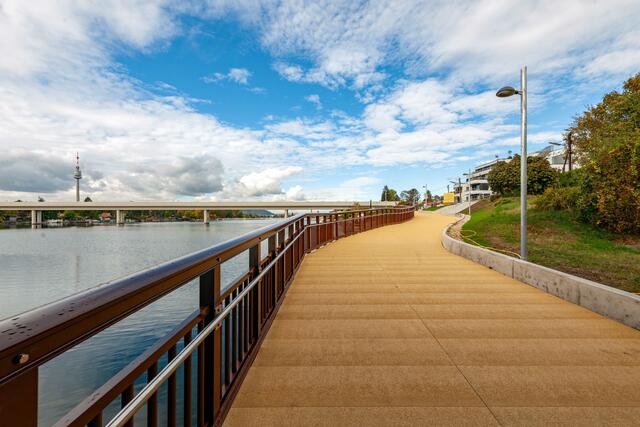 Gute Neuigkeiten für alle Radfahrende sowie Fußgängerinnen und Fußgänger: Der Kagraner Steg kann wieder befahren und begangen werden.  | Foto: www.frischesgras.at