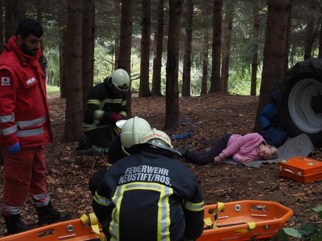 Die Feuerwehren und das Rote Kreuz übten am Nationalfeiertag gemeinsam für den Ernstfall | Foto: Feuerwehr Neustift/Rosalia
