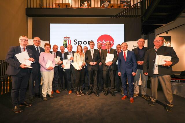 Wirtschafts- und Sport-Landesrat Markus Achleitner, Landtagsabgeordneter Tobias Höglinger sowie der aktuelle Vorsitzende der Landessportorganisation, Union-Präsident Konsulent Franz Schiefermair mit den zwölf neuen Sport-Konsulenten. V.l.: Martin Greifeneder, Anton Engelmaier, Hedwig Bauer, Oberschulrat Helmut Pichler, Alois Bernegger, Johann Doppelbauer, Barbara Hofer, Walter Radmayr, Erich Haider, Ernst Promberger, Horst Lauss, Hermann Kendler. | Foto: Sportland OÖ/Manfred Binder