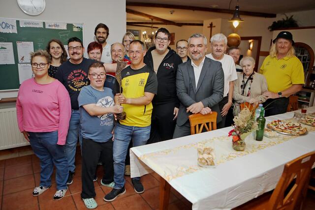 LR Heinrich Dorner mit den Sportlerinnen und Sportlern vom Team Dornau. | Foto: Landesmedienservice