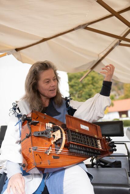 Monika Fink spielte die Drehleier ganz nach britischer Tradition.